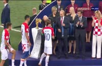 لحظه اهدای مدال نقره جام جهانی 2018 به تیم ملی کرواسی